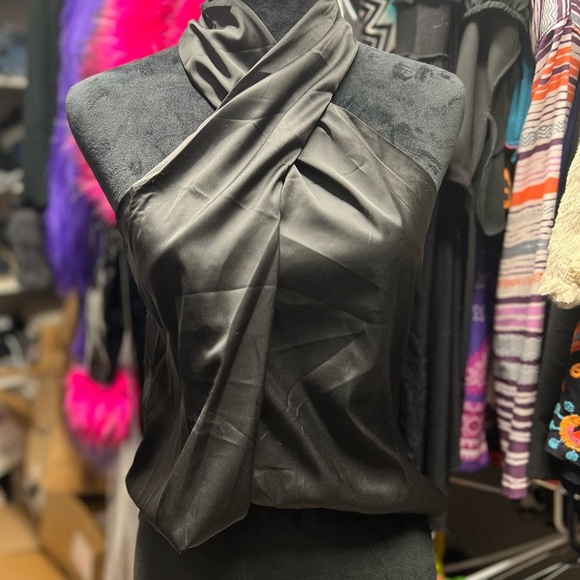 🖤🔥NWOT- Stunning Solid Halter Neck Top SZ S🖤🔥 - Picture 6 of 9